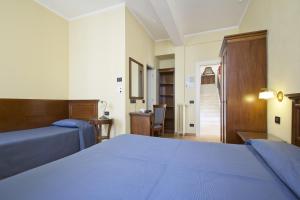 Hotel Primula tesisinde bir odada yatak veya yataklar