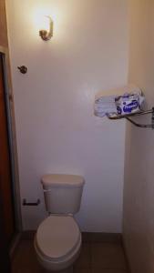 W pokoju znajduje się łazienka z białą toaletą. w obiekcie Hotel Centric Chihuahua w mieście Chihuahua