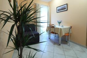 comedor con mesa y planta en La Familia Apartments, en Makarska