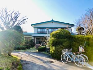 una bicicleta estacionada frente a una casa en Yabukiso, en Yamanakako