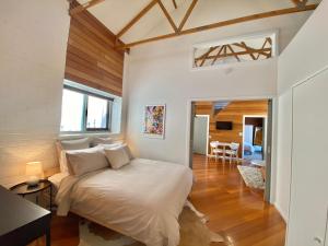 - une chambre avec un lit et une salle à manger dans l'établissement The Morrison Stables, à Geelong