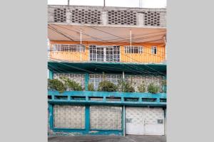 ein Gebäude mit Pflanzen an der Seite in der Unterkunft DEPARTAMENTO CERCANO AL AEROPUERTO T2, A 2 CALLES in Mexiko-Stadt