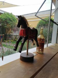 a statue of a horse on a table next to a vase at Hotel Muchá in Quetzaltenango