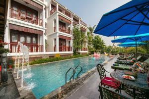 Hoi An Riverside Villas & Apartments tesisinde veya buraya yakın yüzme havuzu