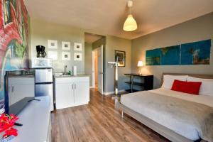 a bedroom with a large bed and a kitchen at Krymwood Flats Wynwood in Miami