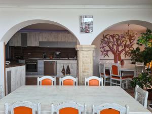 a kitchen and dining room with a table and chairs at Vila Kalvachevi in Tsigov Chark