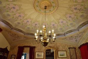 a ceiling with a chandelier in a room at Can Sanllehí in Castelló d'Empúries