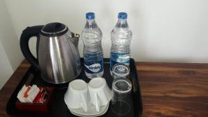 ein Tablett mit zwei Flaschen Wasser und einem Wasserkocher in der Unterkunft Villa sierra sky in Ambawela + 19 Fotos