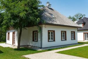 a small white house with a tree in the yard at Zamkowe Wzgórze Dom Nr 3 Kazimierz Dolny, Góry in Kazimierz Dolny