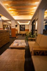 Uma área de estar em Hotel Mera Peak Private Limited