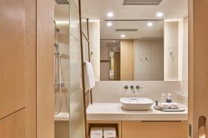 A bathroom at the Arca