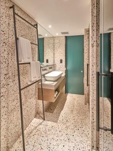 A bathroom at the Arca