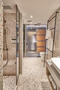 A bathroom at the Arca