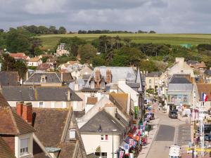 una vista aérea de una pequeña ciudad con casas en Villa Tracy, en Arromanches-les-Bains