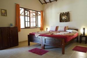 ein Schlafzimmer mit einem großen Bett in einem Zimmer in der Unterkunft Puetz Travels Beach Resort in Wayikkal
