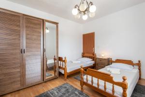 1 Schlafzimmer mit 2 Betten und einem Spiegel in der Unterkunft Apartment Kuna in Kuna Pelješka