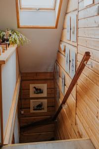 eine Treppe in einem winzigen Haus mit einem Oberlicht in der Unterkunft Dom Gościnny Sowia Stópka in Miłomłyn