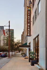 una señal en el lateral de un edificio en Hyatt Place Houston Downtown, en Houston