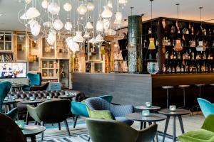 restauracja ze stołami i krzesłami oraz bar w obiekcie Motel One Amsterdam-Waterlooplein w Amsterdamie