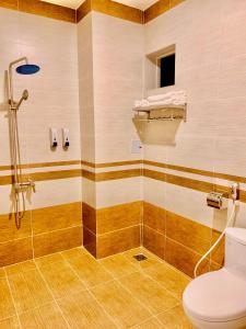 a bathroom with a shower and a toilet at SAO BĂNG HOTEL in Thu Dau Mot