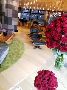 eine Lobby mit einem großen Strauß roter Rosen in der Unterkunft Royal Twin Hotel Kyoto Hachijoguchi in Kyoto