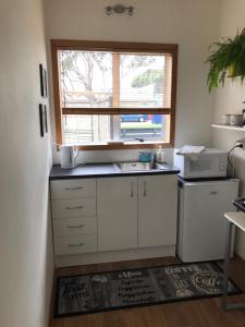 uma cozinha com um lavatório e uma janela em Fitzroy Gem em New Plymouth