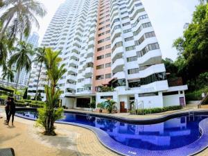 Kolam renang di atau dekat dengan Airbnb at Sri Sayang Batu Ferringhi Beach
