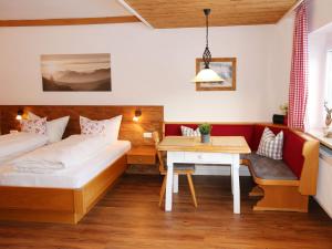 ブライハッハにあるFerienwohnungen Im Riedのベッド2台とテーブルが備わるホテルルームです。