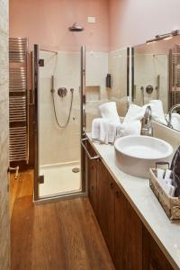 La salle de bains est pourvue d'un lavabo et d'une douche. dans l'établissement Casa Gugù, à Ravenne