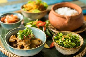 einen Tisch mit Schüsseln Essen auf einem Tisch in der Unterkunft Maia Resort Quy Nhon in Quy Nhon