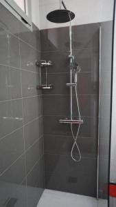 y baño con ducha con cabezal de ducha. en MIRADOR RED MASPALOMAS, en San Agustín