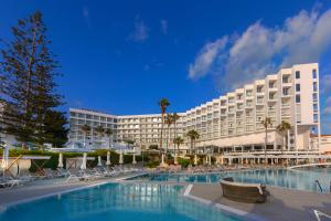 een groot hotel met een zwembad en een resort bij Leonardo Plaza Cypria Maris Beach Hotel & Spa in Paphos City