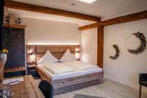 1 dormitorio con 1 cama y 1 mesa en Landgasthof Krone, en Möckmühl