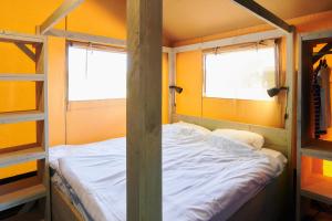Postel nebo postele na pokoji v ubytování Glamping Belgisch Limburg + 14 fotografií