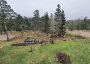 een luchtzicht op een park met banken in het gras bij Homely Apartment MILA in Kotka