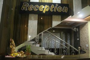 um sinal que lê recitação acima de uma escada em uma loja em Hotel Himalaya em Agartala