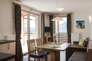 A television and/or entertainment centre at Apparthotel Zunneler