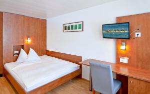 A bed or beds in a room at Aarauerhof - Self Check-in