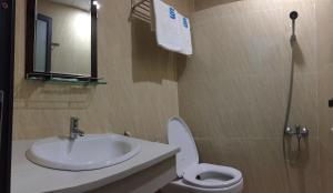 Hotel Lê My tesisinde bir banyo