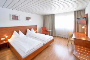 A bed or beds in a room at Aarauerhof - Self Check-in
