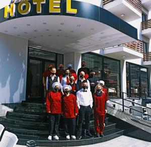 grupa ludzi stojących przed hotelem w obiekcie Grand Hotel Pogradec w mieście Pogradec
