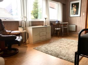 - un salon avec une chaise et une table dans l'établissement Villa Holmen 2 - Ground floor apartment, à Balestrand
