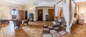 a room with a bed and a table and chairs at Hosteria Tierrallana by Juypehotel in El Provencio