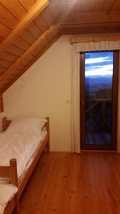 Un pat sau paturi într-o cameră la Turizem Pavlin Apartments
