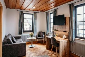 TV a/nebo společenská místnost v ubytování Landgasthof Krone
