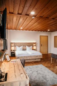 een slaapkamer met een groot bed en een houten plafond bij Landgasthof Krone in Möckmühl