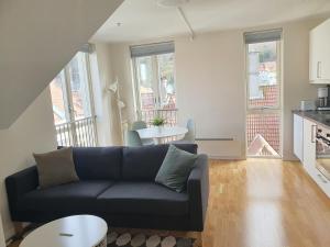 sala de estar con sofá y mesa en Veversmauet Apartments, en Bergen