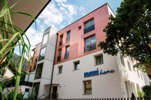 Budynek z napisem "Marilyn Lane" w obiekcie MANNI home - rooms & apartments w Mayrhofen