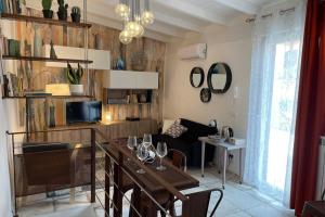 ein Wohnzimmer mit einem Tisch und Weingläsern darauf in der Unterkunft DOMUS TUSCIA APARTMENTS Via Estrema 2 in Viterbo
