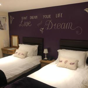מיטה או מיטות בחדר ב-The Bell Inn
